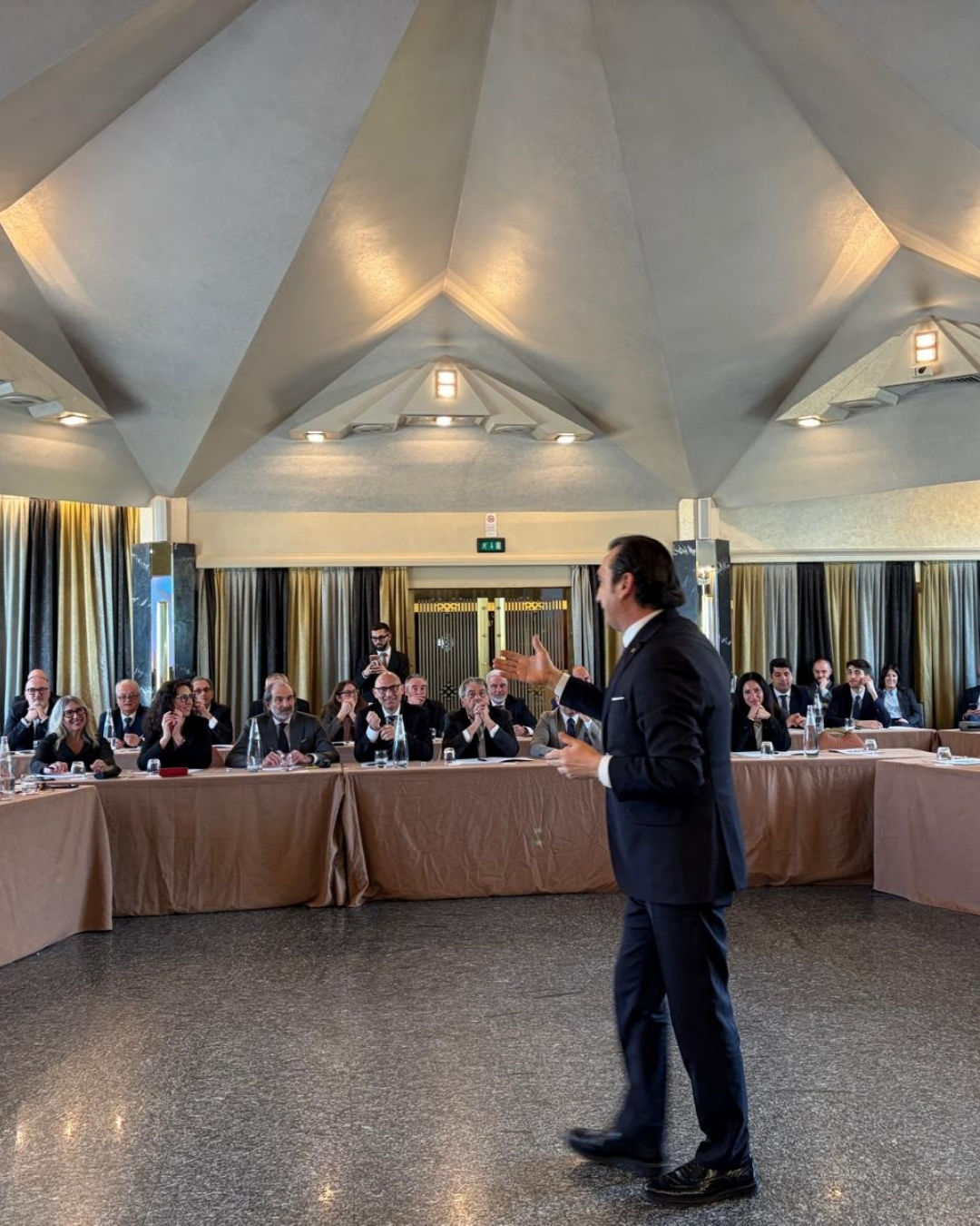 Evento DGA — speaker sul palco